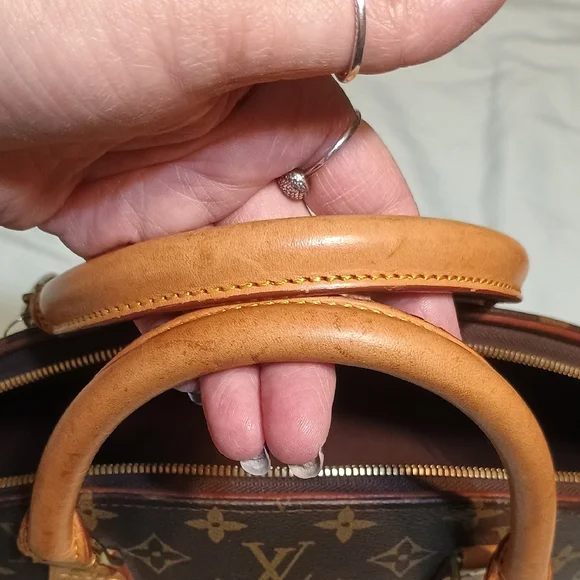 Louis Vuitton Classic Monogram Shoulder Bag - Picture 4 of 11